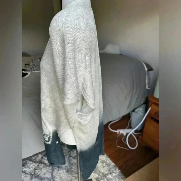 Chicago Blackhawks women’s ombre feather poncho / shawl size S/M - Picture 5 of 5